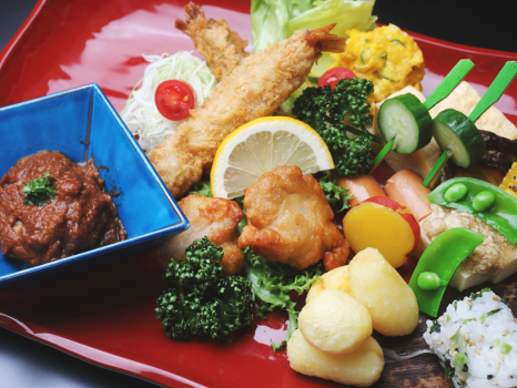 【お子様風ランチ】 から揚げにエビフライなど人気のメニューなどを、食べやすい１プレートで。