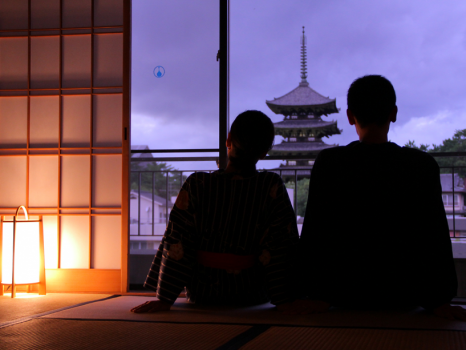 塔が薄紫の夕景に染まる雅な様子を、大切な方と眺める――そんな「言葉のない時間」も、旅の良い思い出に。