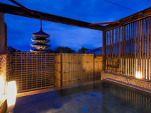 肌をなでる奈良の夜風と、夜空に浮かび上がる国宝・五重塔。ゆったり流れる、雅で風情あふれる湯の贅を。※令和5年7月～修理工事の為、当面の間 五重塔の姿を見ることができなくなります。