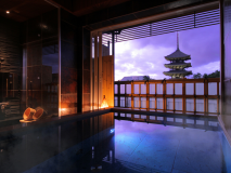 国宝・五重塔を眺める景色と湯の贅、どちらも独占できる貸切風呂。“贅沢な湯浴み”をぜひ。※令和5年7月～修理工事の為、当面の間 五重塔の姿を見ることができなくなります。
