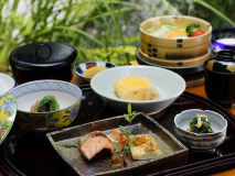 奈良の伝統・大和の茶粥にふわふわの卵焼きなど、からだを優しく目覚めさせる【大和の朝ごはん】をどうぞ。