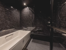 ■レジデンスルーム■シックなデザインでまとめられた快適バスルーム