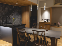 ■レジデンスルーム■ダイニングテーブルではお部屋食をお楽しみいただけます