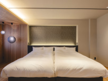 ■バリアフリールーム■ベッドの横にも車いすが止められる広々空間