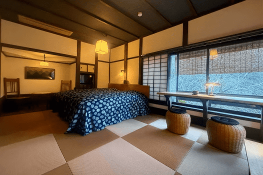 【日】温泉街を望む和洋室１０畳／ツインベッド