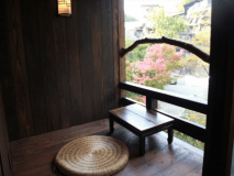 温泉街を望む人気和室／８畳／ミニテラス付き