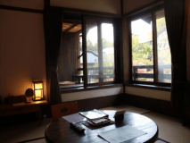 温泉街を望む人気和室／８畳／ミニテラス付き