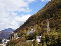 ［禁 煙◇湯けむり棟］鬼怒川渓谷と鶏頂山を望む和室10畳+広縁