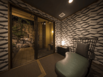 貸切露天風呂【庭風】脱衣所、洗い場、空調完備。