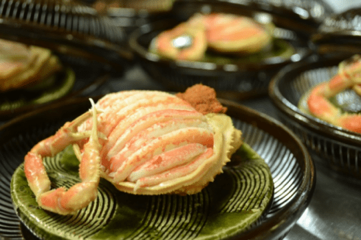 湯がき立て茹で松葉ガニも食べたい小食の方におすすめプラン！当館自慢の逸品湯がき立て茹で松葉ガニ付き！お2人でこだわりの950g級活け松葉ガニ１匹と湯がき立て茹で松葉ガニ１杯付き！