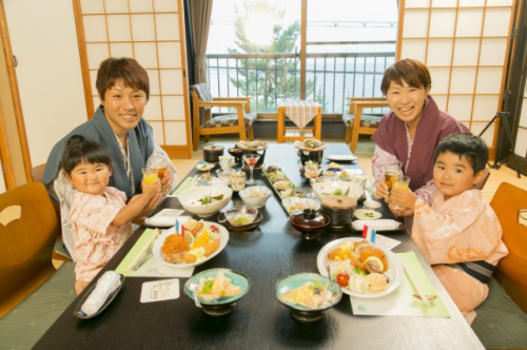 海水浴で疲れた後は、楽しく夜御飯