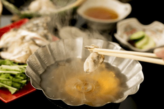 ４年育成伊根湾産岩牡蠣【夏珠】シャブシャブ。特性鍋出汁でシャブシャブする岩牡蠣は言葉不要。琴引浜産地若芽のシャブシャブが名脇役。