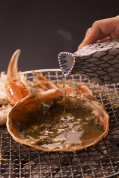 甲羅酒　丹後の地酒をそそいで