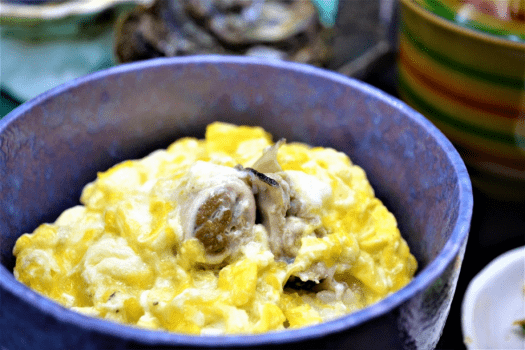 伊根で飼育させている日本でわずか4%しかいない純国産もみじ鳥の卵を使った岩牡蠣ともみじ鳥の玉子とじ