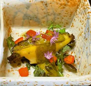 黒アワビを５０℃と６８℃と温度帯を変え、身が縮まない様に火入れ。
黒アワビから出た出汁と肝を合わせソースに。味付けは一切せずアワビの
旨みだけで召し上がって頂きます。