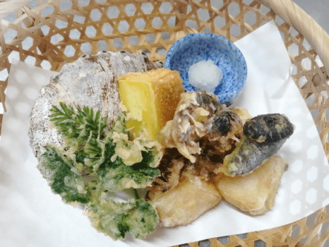 黒アワビ天婦羅。揚げる事により水分が脱水され、旨味は濃厚に！揚げた黒アワビの食感が
たまりません。天出しや藻塩でどうぞ。