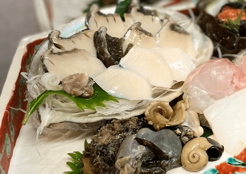 丹後産天然黒アワビ造り。説明不要の旨さ！
濃厚な肝は豊かな丹後の海で育った証。肝醤油をたっぷりつけて。