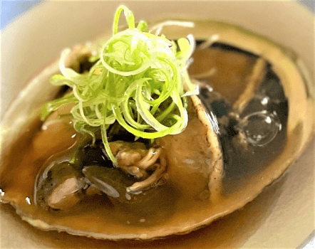 ３時間じっくりと蒸し柔らかく蒸し上げます。蒸した出汁を餡仕立てに。アワビ料理の王道