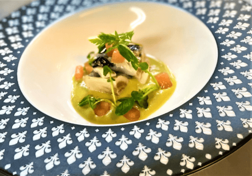 岩牡蠣オイル煮ブロッコース。60℃で１時間低温調理し、調理して出た岩牡蠣の出汁とブロッコリーでソースに。人気の一品。