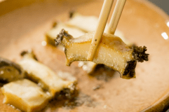 丹後産黒アワビバター焼き。３時間じっくり蒸し柔らかくなっています。
