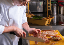 夕凪～こだわりの活け松葉ガニ料理を堪能～カニみその刺身、目の前で焼き上げる焼きガニに舌鼓