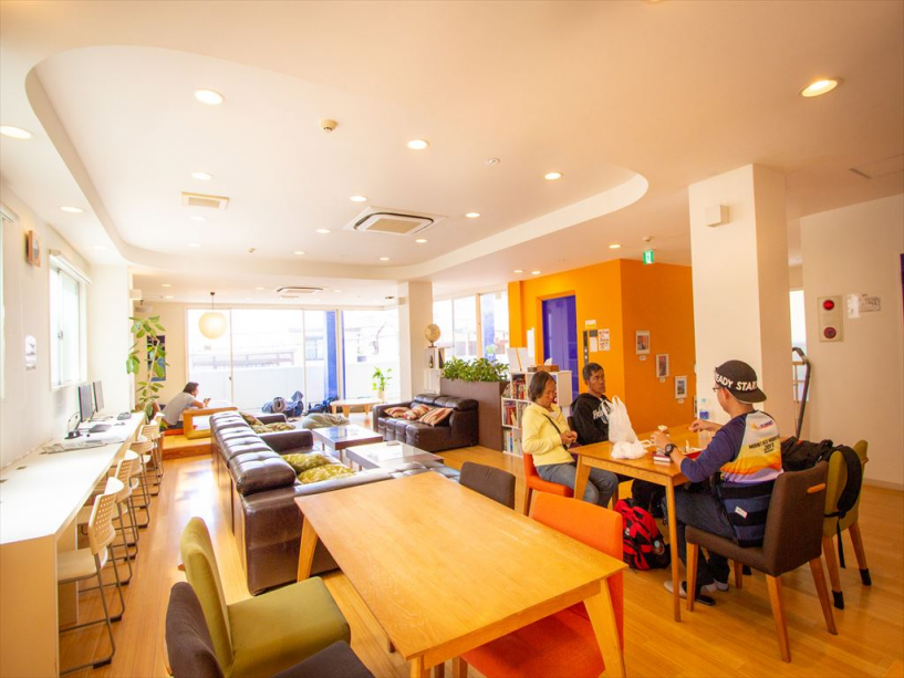 広々とした日当たりの良い共用ラウンジ
ゲスト同士の交流の場としてもご利用いただけます。