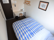 ベーシックシングルルーム
シングルベッドの個室、共用バスルーム