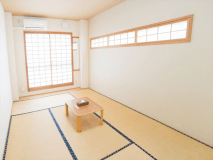 Japanese style room for 1-4 people with shared bathroom