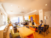 広々とした日当たりの良い共用ラウンジ
ゲスト同士の交流の場としてもご利用いただけます。