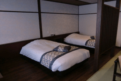 【103　白銀　SHIROGANE】たたみ12畳+ベッド２台　モダンな和洋室