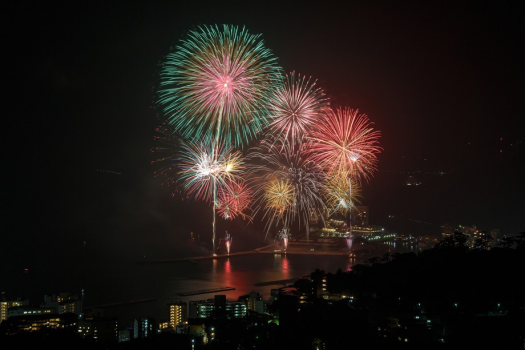 【花火大会】カラフルな花火が夜空を彩ります