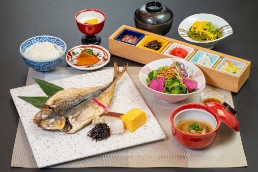 【朝食】脂の乗った鯵を含む定食