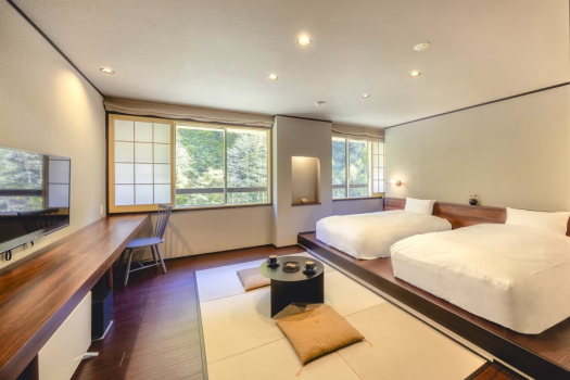 【和洋室】アートの荘厳さと、休息にこだわった設え。お部屋で過ごす時間を特別に。