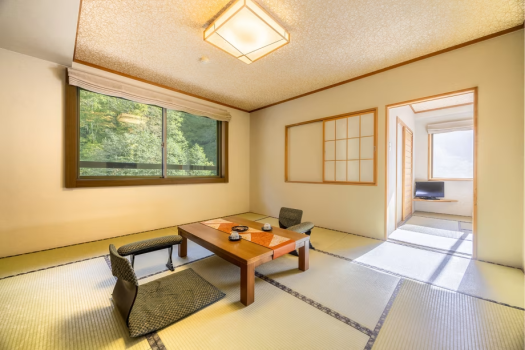 【半露天風呂付特別室】お部屋はシンプルな和の空間。二間なので、ご家族にもぴったりです。