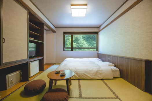【和ベッドルーム】＜川側-8畳＞スタンダードなお部屋。窓からは、忠別川の清流の風景を。
