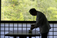 食も、旅を彩る想い出の大切なひとつ。美食を生み出す当館料理長の「技」にもご注目ください。