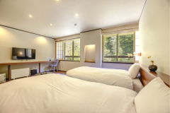 【和洋室】窓から見える四季折々の景色も魅力のひとつ。