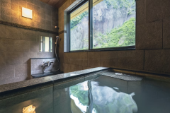 【半露天付特別和洋室】＜2025年OPEN＞「かけ流し温泉」を半露天風呂で何度でもお楽しみ下さい。