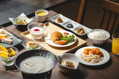 【ご朝食】和食を中心としたセットメニューに加え＜ハーフビュッフェ＞もお楽しみいただけます。