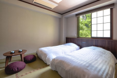 【和ベッドルーム】＜山側-8～10畳＞当館のスタンダードなお部屋。
山々の渓谷美をお楽しみ下さい。