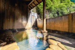 【大浴場：露天風呂】爽やかな風を浴び、川のせせらぎに耳を傾ける癒しのひととき。