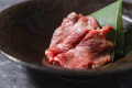 【グレードUP：しきしま膳】＜馬刺し＞淡泊ながらも、しっとりした舌ざわりとコクのある味わいを。