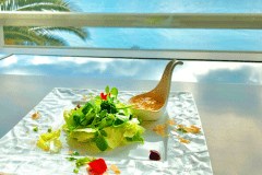 碧い海とヤシの木がリゾート気分を盛り上げる―&hellip;絶景を眺め、お食事をお愉しみください