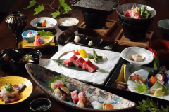 【特別会席／和食】7種の海鮮刺し盛りと、国産牛のプレート焼きがメイン。季節ごとの旬の味覚を味わう会席