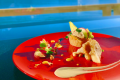 目にも鮮やかな季節のオードブル。海を眺めながらお食事をお愉しみください