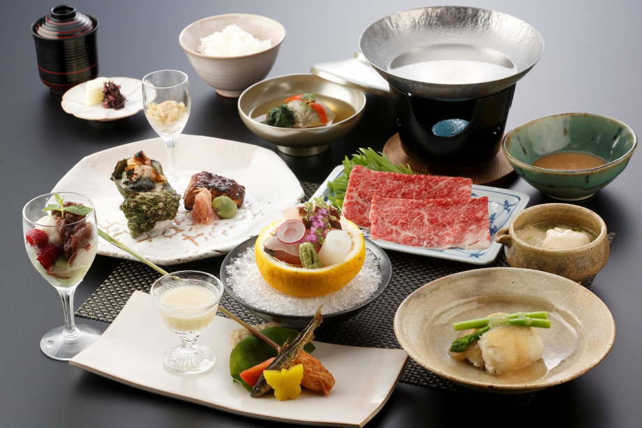 旬の素材を取り入れた会席料理をお召し上がりいただきます 旬の素材を取り入れた会席料理をお召し上がりいただきます