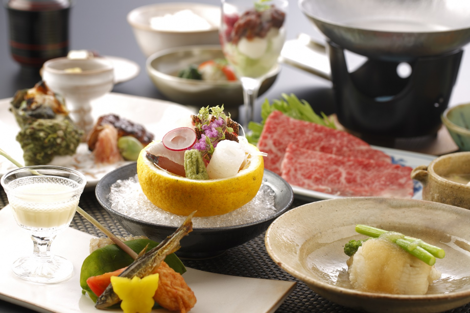 旬の素材を取り入れた会席料理をお召し上がりいただきます 旬の素材を取り入れた会席料理をお召し上がりいただきます
