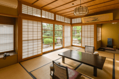 When you open the lattice door at the end of the guest room on the first floor, you will be enveloped in the scent of cypress and forget the fatigue of your trip.