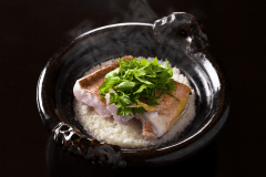 You can enjoy the finest tilefish rice that is well-balanced with the rice that absorbs the elegant fat and flavor of the tilefish, and the plump and juicy tilefish meat.