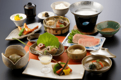 旬の素材を取り入れた会席料理をお召し上がりいただきます。
